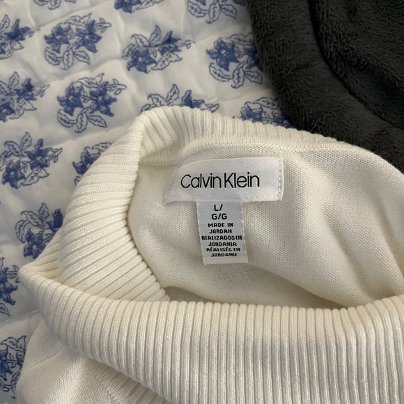 Women’s Calvin Klein Cream Turtleneck Sweater, size L. - Picture 3 of 4